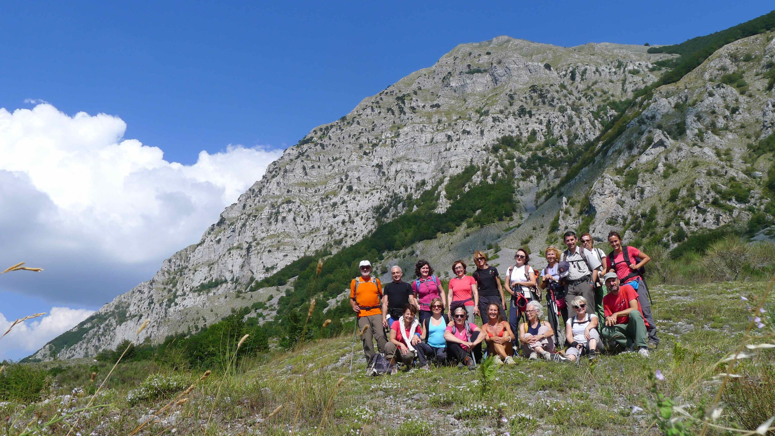 Trekking di Pasqua tra i boschi in risveglio e le vette innevate del Massiccio. - Parco Nazionale del Pollino