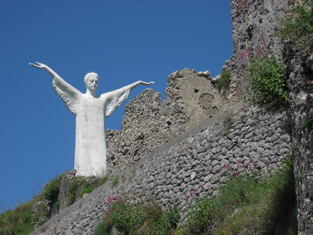 Anello panoramico verso la statua del Redentore affacciata sul Golfo di Policastro. - Parco Nazionale del Pollino