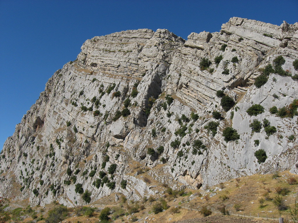 Trekking panoramico sulla cresta rocciosa e i dirupi della Timpa Falconara. - Parco Nazionale del Pollino